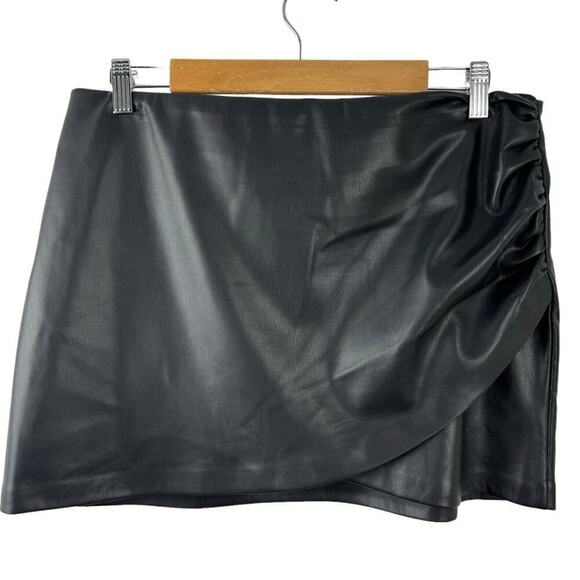 NWT House of Harlow 1960 Black Vegan Leather Mini Ruched Skirt Size Medium - Picture 2 of 15